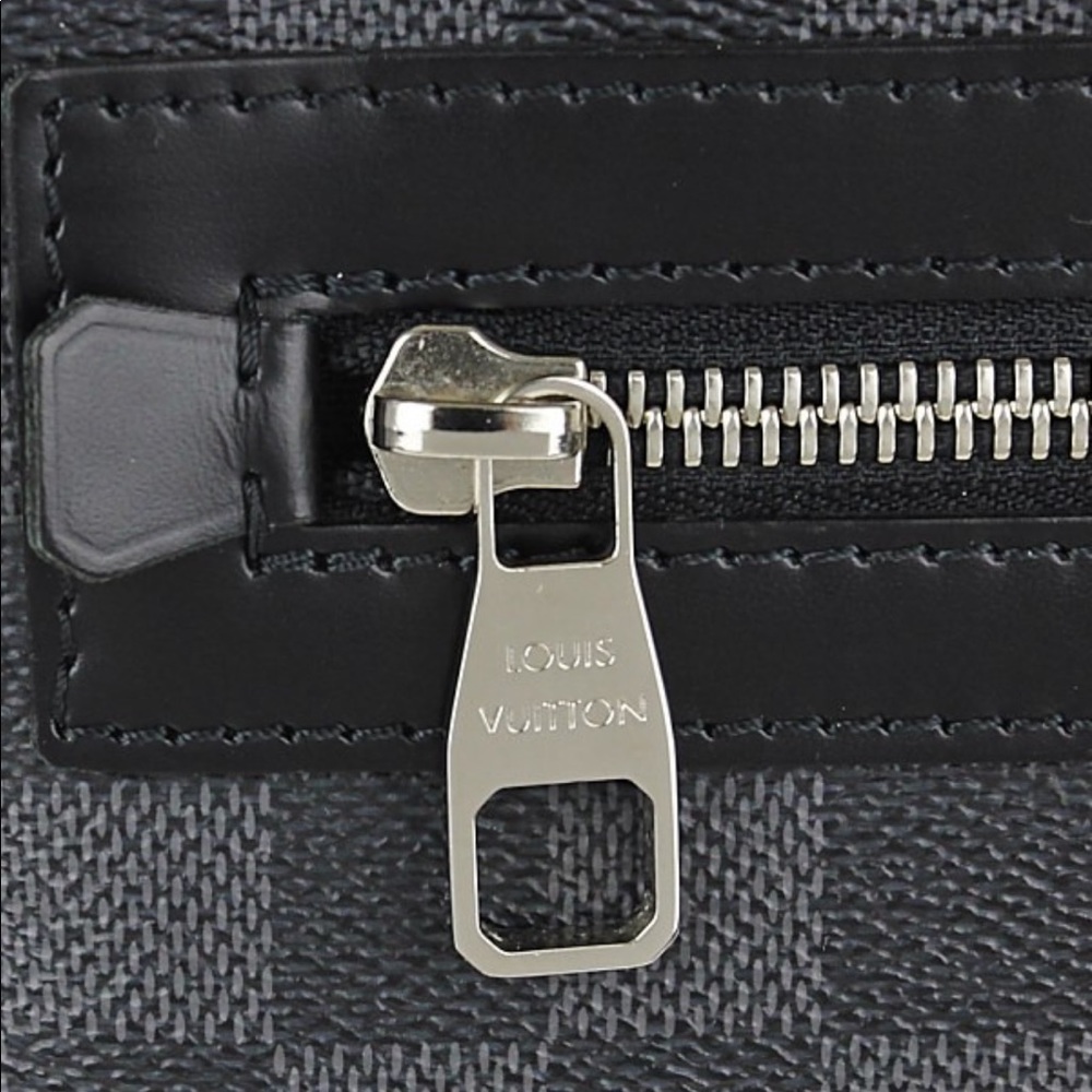 LOUIS VUITTON Unisex Graphite Damier Messenger Bag - Picture 3 of 8